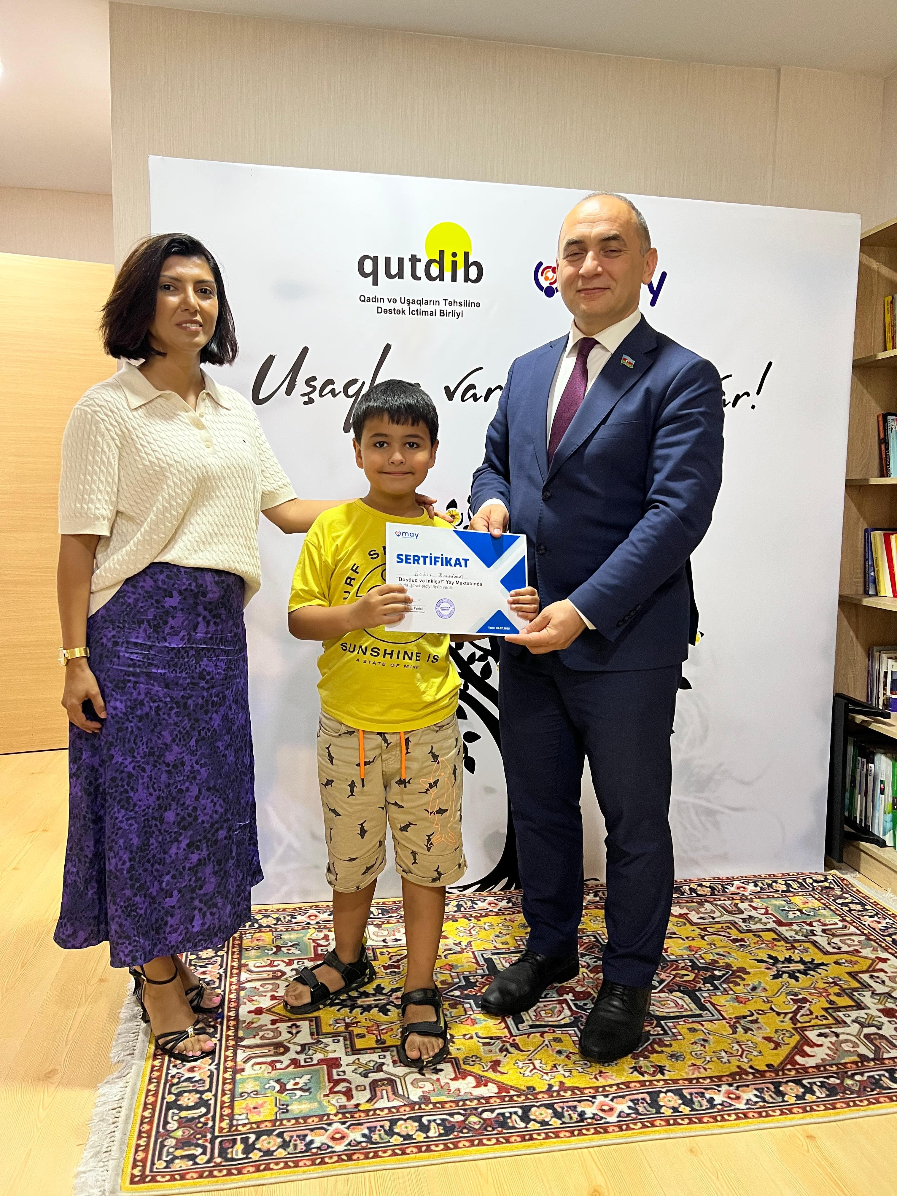 Balaca vətəndaşlarla böyük söhbət: Millət vəkili yay məktəbində (FOTO)